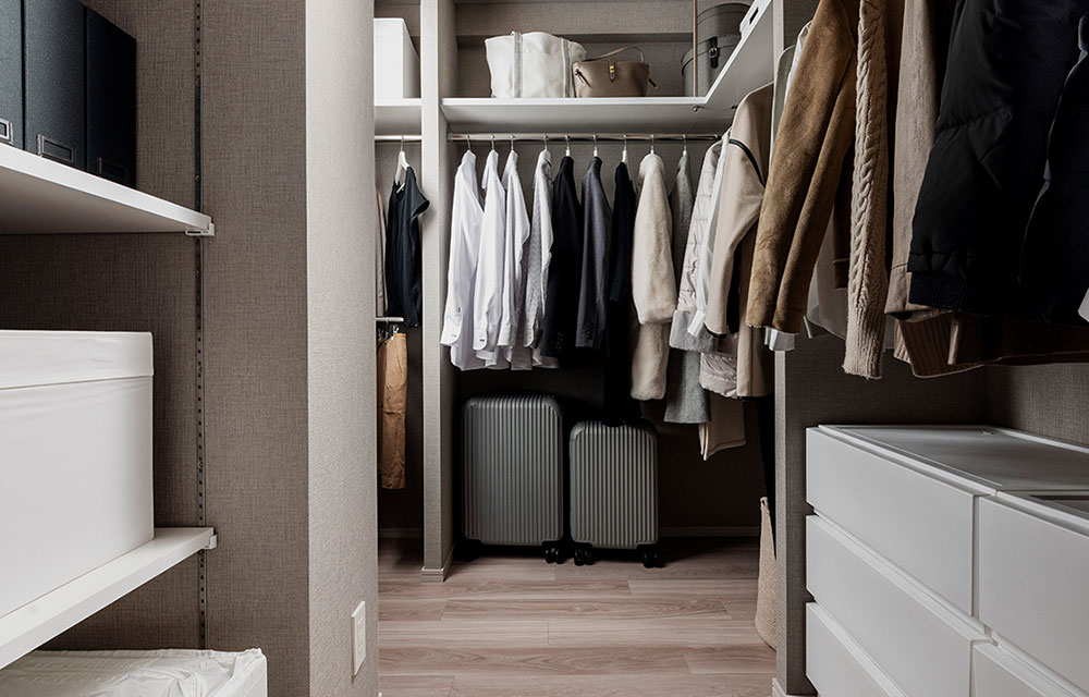 WALK THROUGH CLOSET